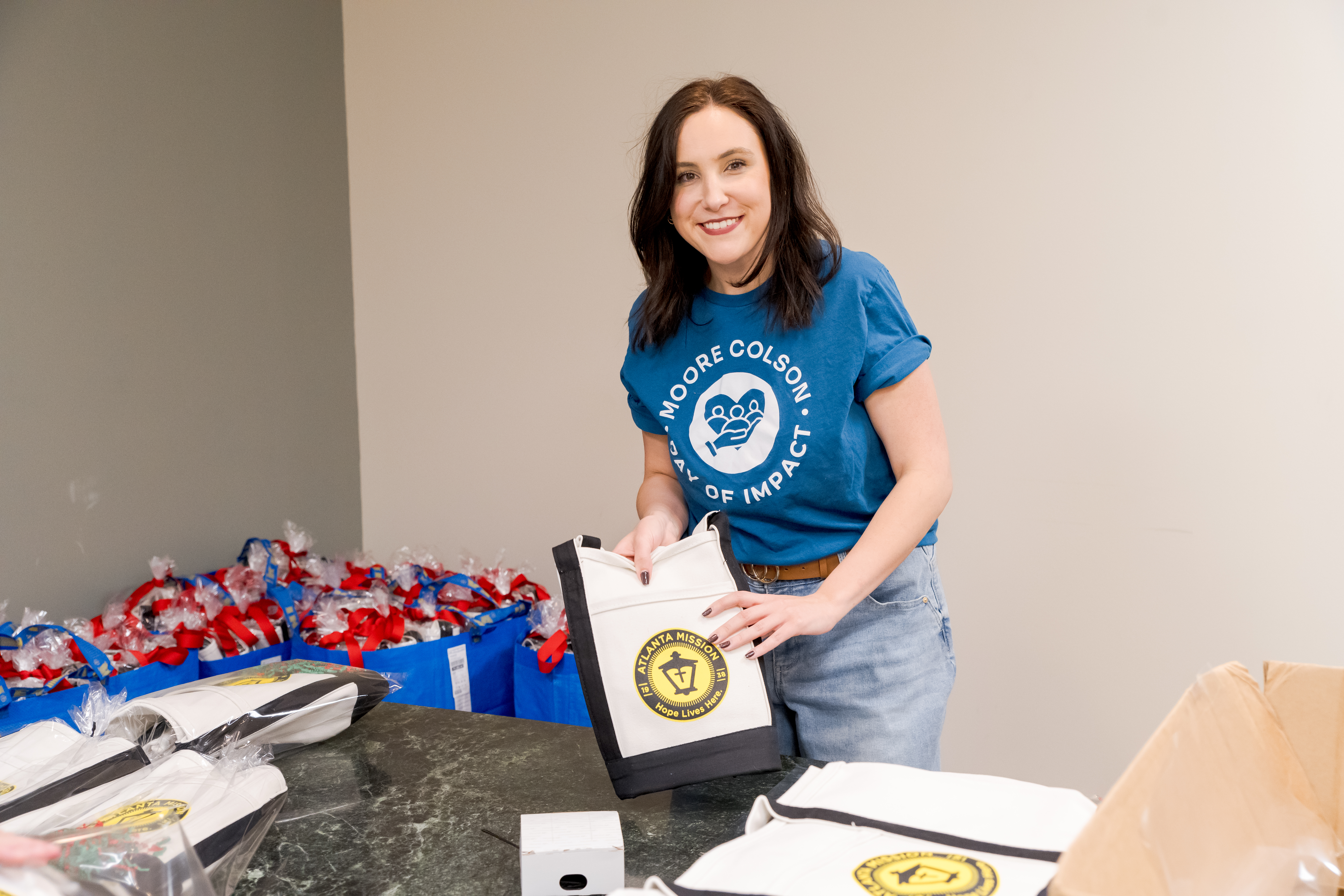 Moore Colson employee volunteering at the Atlanta Mission